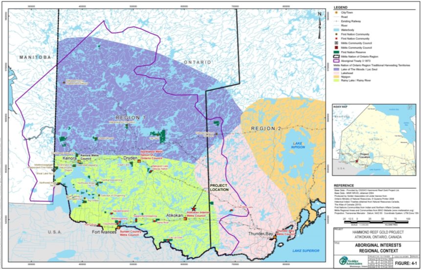 La carte montre la zone du projet située à 23 kilomètres au nord-est d'Atikokan, à l'intérieur de la région du Traité no 3. Les groupes autochtones susceptibles d'être touchés (voir la sous-section 2.2.1) sont situés à l'ouest du projet, sauf la Première Nation du Lac des Mille Lacs qui est à l'est du projet.