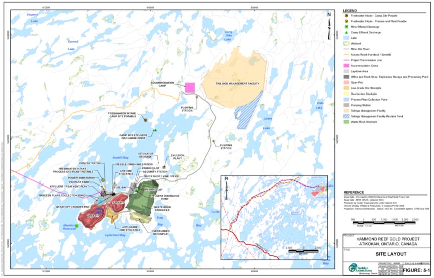 La carte montre les principaux éléments du projet, à l'exception de la route d'accès du site, la ligne de transmission et l'installation de gestion des résidus, sur une péninsule entourée sur trois côtés par le réservoir Upper Marmion. La route d'accès et la ligne de transmission croisent la route 622.