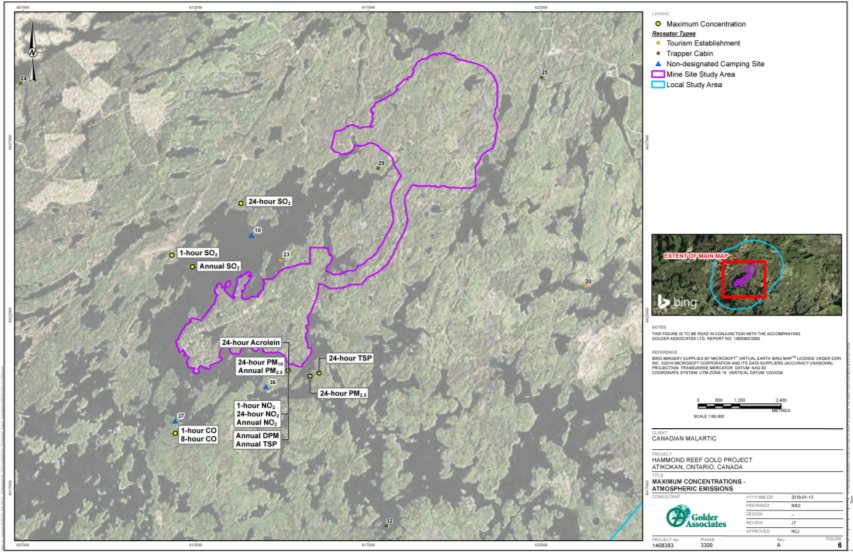 La carte présente le site du projet et indique les endroits au-dessus ou près de la baie Sawbill et du réservoir Upper Marmion à moins de deux kilomètres du site, où les concentrations les plus élevées de particules respirables et de produits de combustion sont prévues.