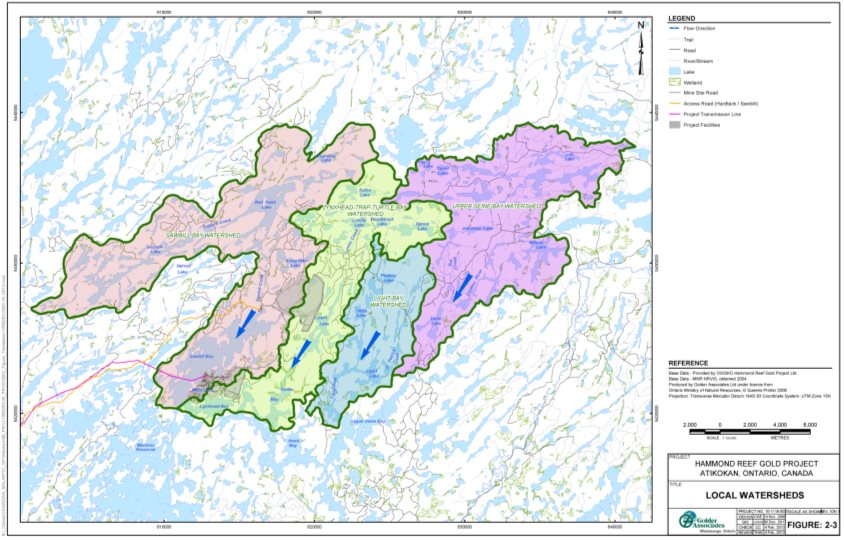 La carte délimite les bassins hydrographiques principaux - la baie Sawbill, les baies Lynxhead-Trap-Turtle, la baie Light et la baie Upper Seine - et montre les directions des affluents qui s'écoulent vers le sud-ouest. La zone d'étude de la mine se situe à l'intérieur de la baie Sawbill et des bassins hydrographiques des baies Lynxhead-Trap-Turtle.