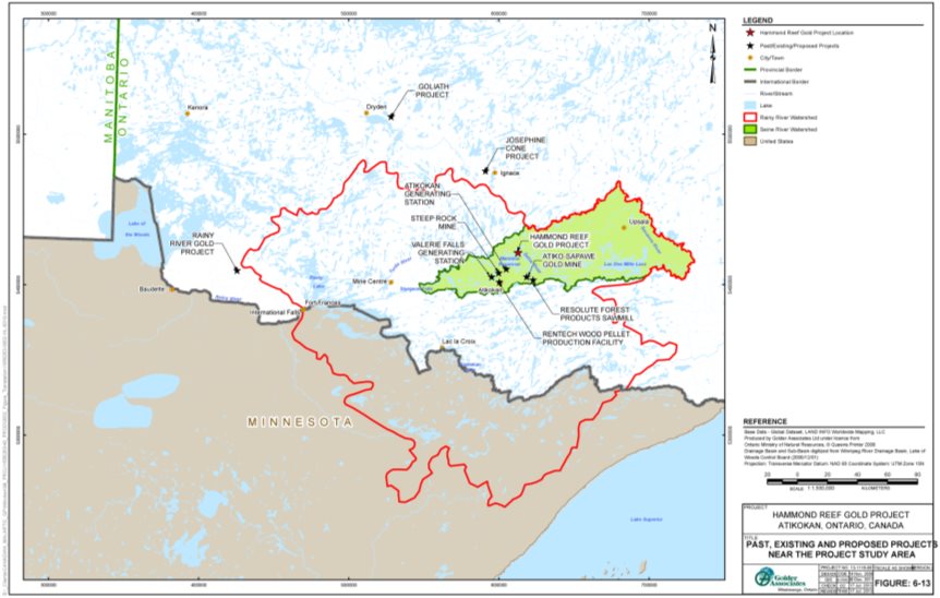 La carte montre que deux mines fermées et une centrale existante, deux installations existantes de transformation de bois, deux projets de mines et une mine en activité sont respectivement à moins de 20, 25, 150 et 200 kilomètres du projet.