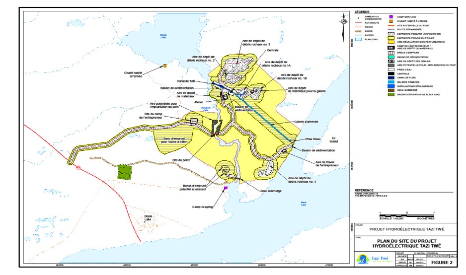 La figure 2 illustre le plan du site et l'emplacement des composantes du projet. Le plan indique que la prise d'eau du canal de dérivation sera située sur la rive nord du lac Black près de l'île Fir. Le plan illustre également les routes d'accès vers les différentes zones de construction. La route d'accès principale rejoint l'autoroute 905 puis se divise en deux voies, une menant vers la centrale et l'autre vers l'emplacement de la prise d'eau. La figure illustre le futur emplacement des bassins de décantation, des tas de stériles et du rejet du canal de fuite dans la rivière Fond du Lac, juste en amont du lac Middle.