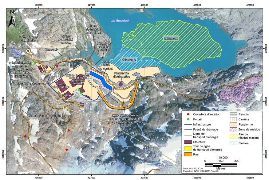 Carte montrant l'aménagement général du site de mine comme le décrit la section 2.2. La carte inclue aussi l'emplacement des structures, les fossés de drainage, l'aire de résidus, la ligne de transmission, la route d'accès, l'entreposage des stériles, le bassin de retenu d'eau de contact, la carrière, et la plateforme d'hélicoptère