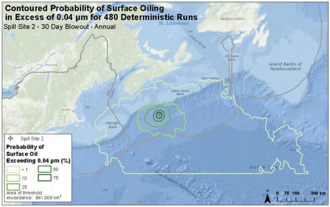 Carte montrant des contours représentant l'étendue calculée par le modèle de la pollution de la surface de la mer par le pétrole après une éruption au site modèle 2. Les contours représentent la probabilité (en pourcentage) que le pétrole se propage jusqu'à une certaine distance. Les contours montrés correspondent à des probabilités de moins de 1 %, de 10 %, de 25 %, de 50 % et de 75 %.