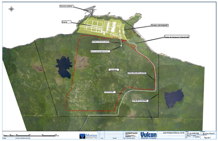 Une photo aérienne du site du projet illustrant les emplacements projetés pour la zone de carrière, le terminal maritime, la zone de l'usine et le secteur administratif, ainsi que d'autres composantes majeures du projet dont il est question dans le texte du rapport.