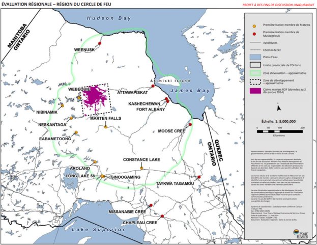 Une carte du nord de l'Ontario montre la frontière de la zone d'évaluation, qui s'étend de juste au sud de la route 11 jusqu'à la côte sud de la baie d'Hudson, et de l'ouest de la Première Nation de Neskantaga jusqu'à la Première Nation crie de Moose près du point sud de la baie James. La zone de développement où les concessions minières du Cercle de feu ont été émises est également mise en évidence (les données sur les concessions minières datent du 2 décembre 2024). Autour de la zone de concessions minières mises en évidence se trouve une boîte en pointillés délimitant la zone de développement approximative du Cercle de feu. La zone de développement mesure environ 100 km de large sur 100 km de haut, située immédiatement à l'est de la Première Nation de Webequie et à environ 50 km au nord de la Première Nation de Marten Falls. Les communautés membres de la Première Nation de Matawa et les communautés membres de la Première Nation de Mushkegowuk sont également représentées sur la carte à l'aide de points. Des caractéristiques générales (p. ex. routes provinciales, chemins de fer, plans d'eau, frontière provinciale de l'Ontario) figurent également sur la carte.
