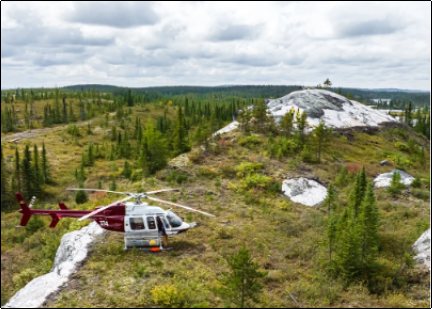 Figure 1 : Exploitation à ciel ouvert de la pegmatite à spodumène - Shaakichiuwaanaan